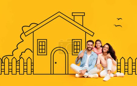 Una familia feliz, compuesta por un padre, una madre y una hija, están sentados juntos en un atuendo casual contra un fondo amarillo vivo con una ilustración dibujada a mano de una casa