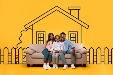 Foto de Familia afroamericana que consta de padres, un niño está sentado en un sofá en frente de la casa dibujada. Parecen relajados y comprometidos en la conversación, disfrutando de un momento de unión. - Imagen libre de derechos