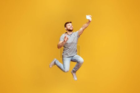 Ein Mann wird beim Sprung mit einem Frisbee in der Hand gefangen und zeigt Athletik und Spaß an der frischen Luft.