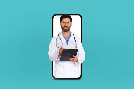 Un médico maduro se encuentra dentro de una pantalla en blanco de teléfonos inteligentes, simbolizando una consulta de telemedicina, en un entorno clínico moderno