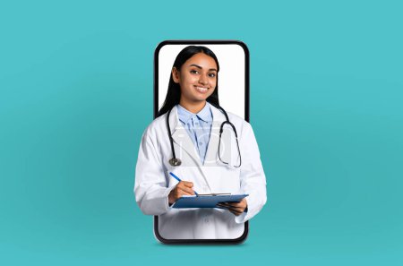 Une jeune femme médecin indienne offre une consultation à distance, visible sur un écran de smartphone, entourée d'un éclairage doux et de dossiers médicaux.