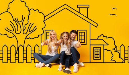 Nette Familienvater Mutter und Tochter sitzen über gezeichnet auf gelben Wand Haus, zeigt Daumen nach oben und lächelt. Immobilien, Hypothekenkonzept