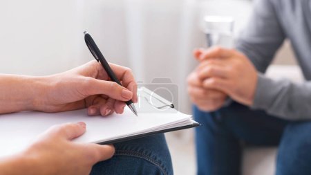 Téléchargez les photos : Psychologue prenant des notes pendant la séance avec patient déprimé, gros plan, panorama - en image libre de droit