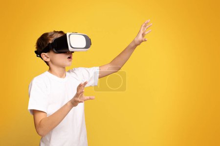 Foto de Un chico joven inmerso en la realidad virtual con un par de gafas digitales en la cara. - Imagen libre de derechos