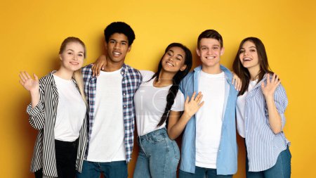Un grupo de adolescentes multiétnicos están de pie uno al lado del otro, frente a la cámara. Están casualmente vestidos y parecen estar involucrados en una conversación o posando para una foto..