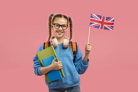 Téléchargez les photos : Une adolescente portant le drapeau du Royaume-Uni, représentant un intérêt pour la culture ou la langue britanniques en dehors de la scolarité - en image libre de droit