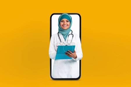 Joven mujer oriental en hijab médico se muestra en una pantalla de teléfono inteligente, que representa un servicio de telesalud accesible, collage