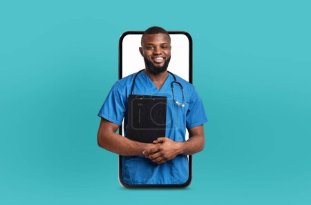 Lächelnder junger afroamerikanischer Arzt mit einem Klemmbrett, das in einem Smartphone-Rahmen präsentiert wird und eine benutzerfreundliche Benutzeroberfläche der Telemedizin-App veranschaulicht