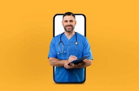 Ein Arzt mittleren Alters erscheint auf einem Smartphone-Bildschirm und führt in einem gut beleuchteten Büro eine digitale Gesundheitsberatung durch.