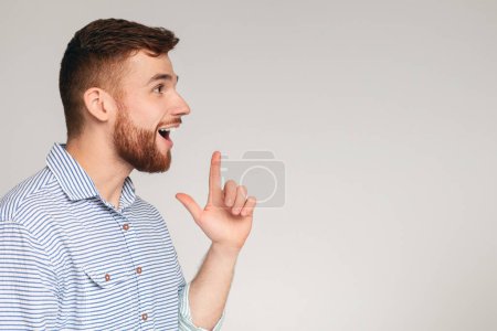 Young excited man having good idea and feeling happy about that, panorana, copy space
