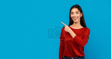 Foto de Una mujer está señalando un objeto o dirección usando su dedo índice. Ella aparece enfocada y comprometida en la acción, posiblemente indicando un elemento específico o dando instrucciones, espacio en blanco - Imagen libre de derechos