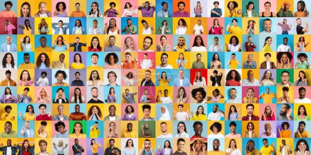 Foto de Una animada mezcla de personas multirraciales, multiétnicas e internacionales se enfrenta sonriendo en un contexto vibrante y multicolor - Imagen libre de derechos