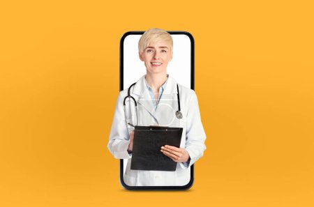 Médico mujer madura proporciona servicios de salud digital, visto dentro de la pantalla en blanco de un teléfono inteligente, en comparación con un fondo médico simple.
