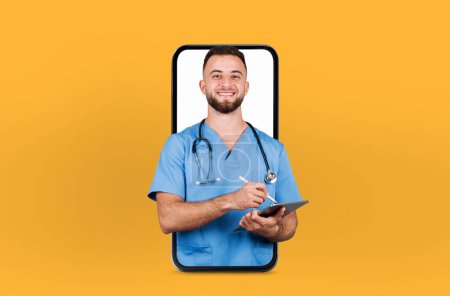 Médecin homme barbu souriant avec presse-papiers, présenté dans un cadre de smartphone, illustrant une interface d'application de télésanté conviviale