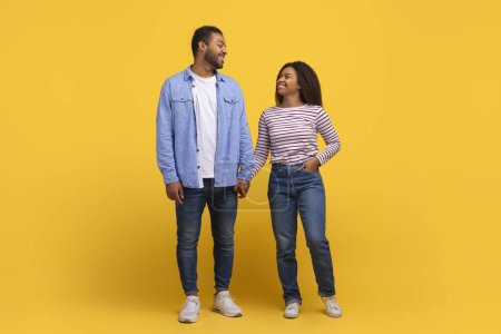 Ein afroamerikanisches Paar steht nebeneinander und blickt nach vorne. Beide Personen scheinen geradeaus zu blicken, mit neutralem Ausdruck