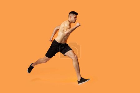 Un hombre en movimiento, corriendo enérgicamente sobre un vibrante fondo naranja. Sus avances son poderosos y decididos, creando una sensación de velocidad y urgencia.