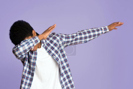 negro chico haciendo dab gesto, divertirse en rosa estudio fondo

