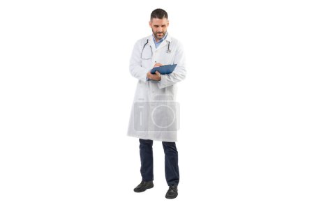 Téléchargez les photos : Un homme médecin, vêtu d'un manteau blanc, se tient sur un fond blanc tout en écrivant sur un presse-papiers bleu. Il semble concentré sur sa tâche, indiquant un engagement dans ses fonctions médicales. - en image libre de droit