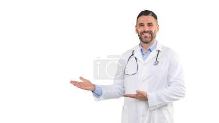 Ein Arzt in weißem Laborkittel und Stethoskop gestikuliert selbstbewusst zu seiner Rechten. Er wirkt freundlich und nahbar, Panorama mit Kopierraum