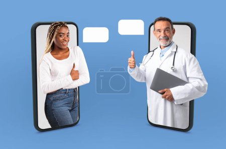 En la escena, un médico y una mujer se dedican a la conversación utilizando sus teléfonos inteligentes. Ambos individuos parecen enfocados y atentos, posiblemente discutiendo preocupaciones médicas u opciones de tratamiento..