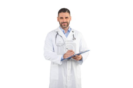 Ein Arzt steht in einer Arztpraxis, trägt einen weißen Laborkittel und ein Stethoskop um den Hals und schreibt auf ein Klemmbrett, weißer Hintergrund