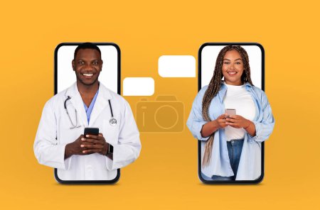 Téléchargez les photos : Un médecin afro-américain vêtu d'un manteau blanc et une patiente participent à une consultation en télésanté à l'aide de leur smartphone. Le fond est jaune vif, et ils apparaissent sur les écrans de l'autre - en image libre de droit