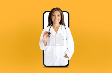 Una doctora sonriente con una bata de laboratorio blanca sostiene un estetoscopio, que parece salir de una pantalla de teléfono inteligente sobre un fondo amarillo brillante.