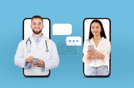 Un médico y un paciente están involucrados en una consulta médica virtual utilizando sus teléfonos inteligentes, sonriendo y parecen estar involucrados en la conversación, con burbujas en el habla que indican un diálogo continuo.