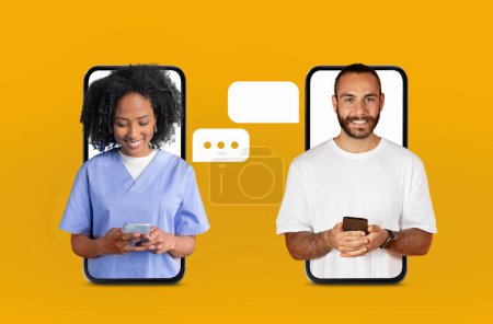 Un travailleur de la santé et un patient sourient en s'engageant dans une consultation virtuelle via leurs appareils mobiles, communiquant via une application de messagerie sur un fond jaune vif.