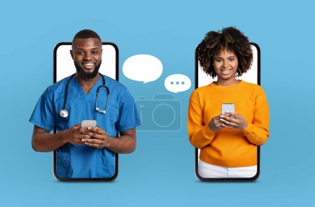 Ein schwarzer Arzt in blauem Peeling und eine Frau führen ein Textgespräch. Beide stehen vor großen Smartphone-Bildschirmen, die digitale Kommunikation und Konnektivität symbolisieren.