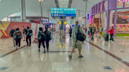 Photo for DUBAI, UAE. 16 SEPTEMBER 2023.Passengers briskly navigating the airport, eagerly advancing toward their departure gates with a sense of urgency and anticipation - Royalty Free Image
