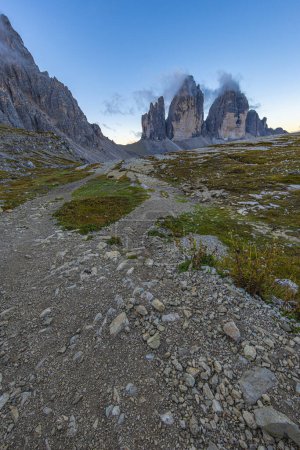 Téléchargez les photos : Le lever du soleil d'automne des Dolomites peint un spectacle à couper le souffle sur la Tre Cime di Lavaredo, Italie. Une photo captivante capturant la beauté intemporelle de la nature - en image libre de droit