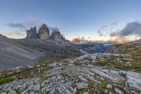 Téléchargez les photos : Tre Cime di Lavaredo, Dolomites, Italie, Un lever de soleil d'automne captivant se déroule, peignant le ciel et le paysage dans des tons chauds et enchanteurs - en image libre de droit