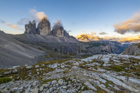 Téléchargez les photos : Le lever du soleil d'automne dévoile la beauté de Tre Cime di Lavaredo dans les Dolomites, en Italie. Une photo captivante capturant la grandeur sereine de la nature et l'éclat chaud du matin - en image libre de droit