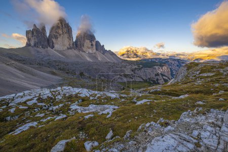 Téléchargez les photos : La beauté des Dolomites révélée, Tre Cime di Lavaredo orné dans la lueur chaude d'un lever de soleil d'automne. Un instantané captivant de l'élégance sereine de la nature en Italie - en image libre de droit
