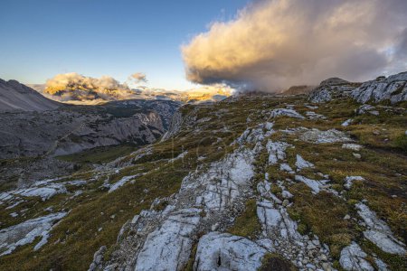 Téléchargez les photos : Une photo à couper le souffle capture Tre Cime di Lavaredo, Dolomites, Italie, baignée dans les teintes dorées du lever du soleil d'automne. La beauté de la nature exposée - en image libre de droit