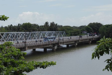 Téléchargez les photos : Kalutara, Sri Lanka - 15 juillet 2023 - Vue à distance du pont Kalutara sur la rivière Kalu (Rivière Noire). - en image libre de droit