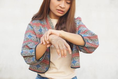 Foto de Asian woman having muscle weakness in her hands - Imagen libre de derechos