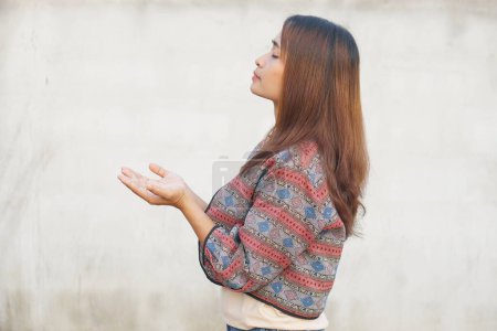 Téléchargez les photos : Asian woman praying to god - en image libre de droit