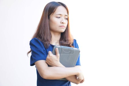 Foto de Businesswoman looking at laptop computer screen desperately losing business - Imagen libre de derechos