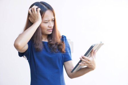 Foto de Businesswoman looking at laptop computer screen desperately losing business - Imagen libre de derechos