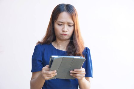 Foto de Mujer de negocios mirando a la pantalla del ordenador portátil desesperadamente perder negocio - Imagen libre de derechos