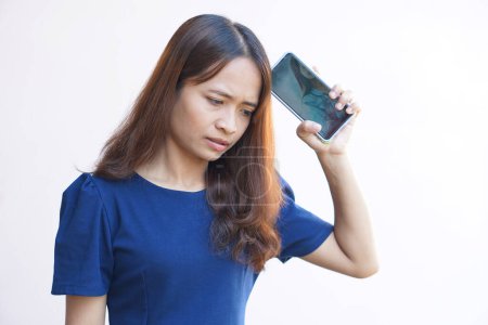 Foto de Mujer de negocios mirando a la pantalla del ordenador portátil desesperadamente perder negocio - Imagen libre de derechos