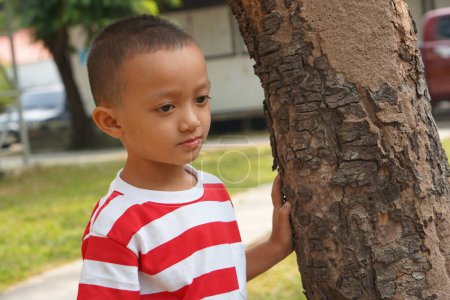 Foto de Niño jugando en el parque - Imagen libre de derechos