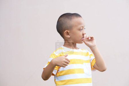 Téléchargez les photos : Le garçon lui a fourré son doigt dans le nez. - en image libre de droit