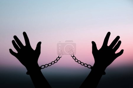 Foto de La imagen de sombra humana de la cadena de mano humana está ausente. Libérate. - Imagen libre de derechos