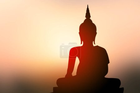 Silueta de Buda con sol brillando por detrás.