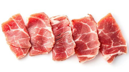 Foto de Carne de cerdo cruda en rodajas aislada sobre fondo blanco. Vista superior. Puesta plana - Imagen libre de derechos