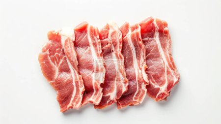 Foto de Carne de cerdo cruda en rodajas aislada sobre fondo blanco. Vista superior. Puesta plana - Imagen libre de derechos
