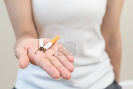 Téléchargez les photos : Personne décision cesser de fumer concept, personne rupture cigarette à portée de main. - en image libre de droit